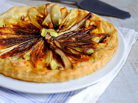 Tarte très gourmande aux endives braisées cantal et pistaches