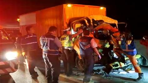 Kecelakaan Di Tol Cipularang Truk Boks Tabrak Belakang Kendaraan Lain