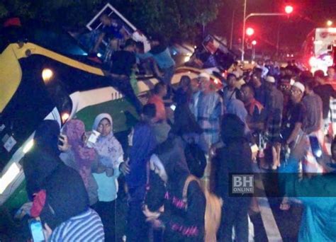 Queen ekspress salah satu pengendali pengangkutan bas ekspress dari kota bharu ke kuala lumpur. Trauma bas terbabas, masuk longkang | Kes | Berita Harian