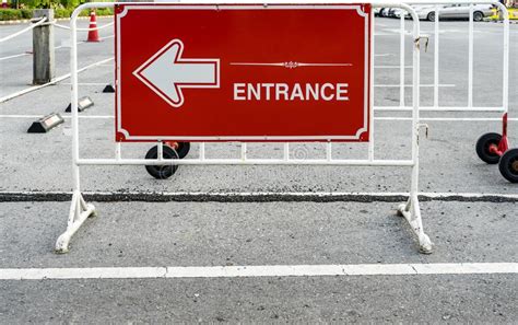 Entrance Sign And Space In A Parking Lot Stock Illustration