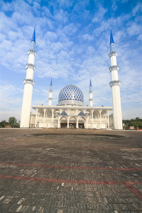Masjid sultan salahudin abdul aziz shah. Sultan Salahuddin Abdul Aziz Mosque Editorial Photography ...
