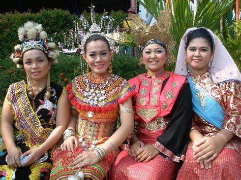 In the past, they were a fearsome warrior race known for headhunting and piracy. Ethnic beauties of Sarawak with their traditional costume ...