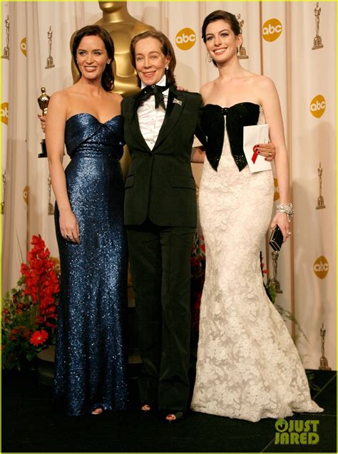 Photo Anne Hathaway Emily Blunt Devil Wears Prada Oscars Moment 24 Photo 4548601 Just Jared