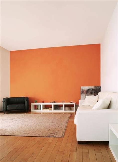 Un Pan De Mur Orange Couleur Mur Salon Déco Salon Murs Oranges