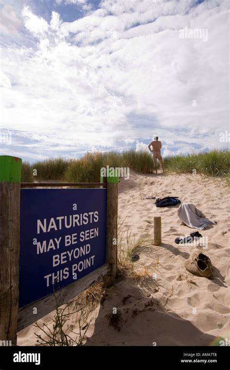 Studland Bay Dorset Uk Plage Naturiste Signe Avec Homme Nu Et Jeter Les