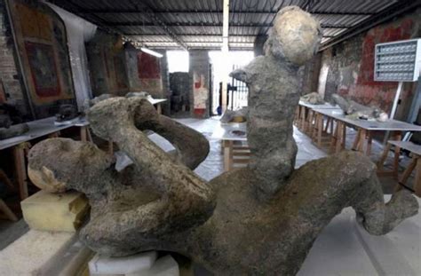 Frozen In Time Casts Of Pompeii Reveal Last Moments Of Volcano Victims Ancient Origins