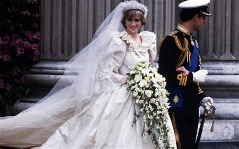 You Can Now Catch A Glimpse Of Princess Dianas Iconic Wedding Dress At