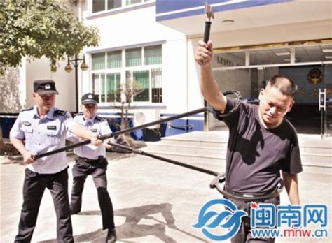 The site owner hides the web page description. 厦门同安派出所教导员发明夺刀器成警用设备新宠（图）-闽南网
