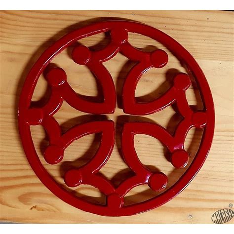 Dessous de plat, pour protéger et décorer votre table. Dessous-de-plat fonte croix occitane cerclée rouge