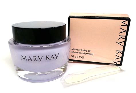 This nongreasy gel absorbs quickly, leaving skin feeling cool and refreshed while hydrating it for up to 10 hours. Mary Kay Oil-Free Hydrating Gel/Oil-Free feuchtigkeitsgel ...