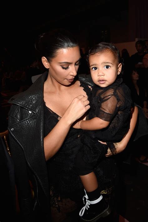 Kim Kardashian Usa Decote Arrasador Para Ir A Desfile Da Givenchy Em