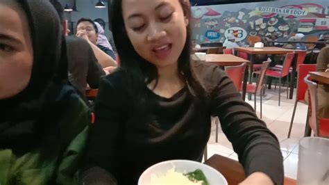Namanya juga kedai roti bakar, pasti jual roti bakar dong. Roti Bakar Eddy.. Kebersamaan Kami - YouTube