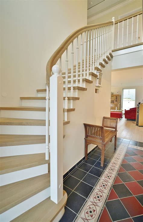 Eine stahltreppe für innen bietet sich an, wenn das haus eher funktional eingerichtet ist. Betontreppe Holz-17_ (2) | Treppe haus, Betontreppe ...