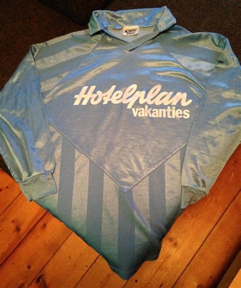 Het is sinds de lockdown in 2020 een bekend cliché van het thuiswerken. Old ADO Den Haag football shirts and soccer jerseys