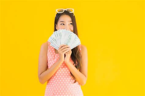 Porträt Schöne Junge Asiatische Frau Mit Viel Geld Kostenlose Foto