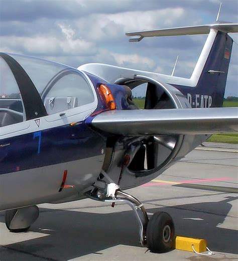 Fantrainer Ft 400 Flugzeug Mit Eigenschaften Eines Strahlflugzeugs