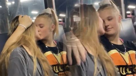 Jojo Siwa Caught Kissing Kylie At Universal Studios Horror Night Youtube