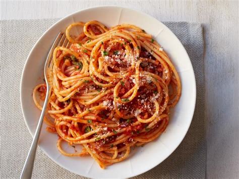 Infatti, la ricetta tradizionale, che ha ottenuto anche il riconoscimento de.co di denominazione comunale, è fatta con il guanciale amatriciano, spesso ancora sostituito dalla pancetta. Bucatini all'Amatriciana | SedanoAllegro