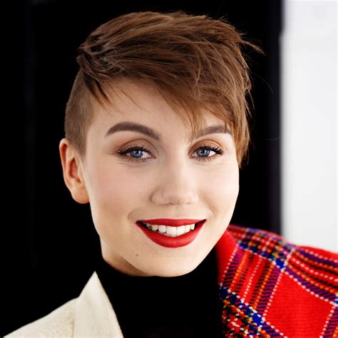 Ella marie hætta isaksen, 21, is a sámi artist from tana in finnmark who has captured the hearts of norwegians with the joik máze. Julekalender 10. desember: Han tok meg i hånden og kalte ...