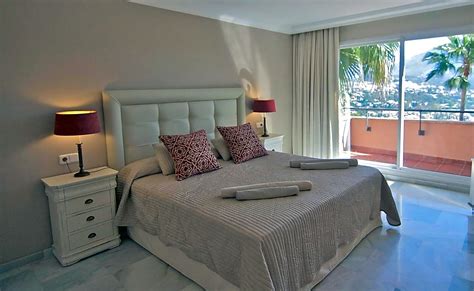 Area social del edificio con piscina y un parque exclusivo al final de la. Marbella Place | Piso en alquiler en Marbella de 153 m2