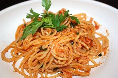 In una padella mettere a rosolare due spicchi d'aglio in olio. Spaghetti al sugo d'astice. | Cibo etnico, Spaghetti, Idee ...