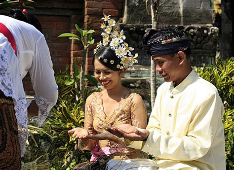 Betawi الإندونيسية زفاف زوجين التوضيح مع الحجاب باجو Adat الملابس