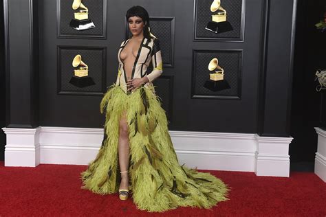 Doja Cats Sizzling Deep Cleavage Grammys Look Draws Attention On