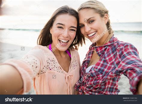 Smiling Friends Taking A Selfie At The Beach セルフィー 自撮り 写真