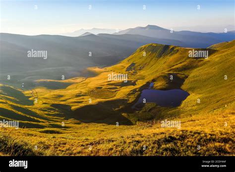 Lago en las altas montañas Rayos solares iluminan el valle Majestuoso