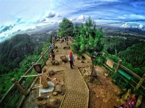 Membawa makan dan peralatan pribadi. 10 Fakta Unik, Tiket Masuk, Dan Cara Ke Tebing Keraton Bandung - Aneka Wisata