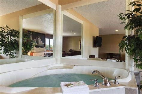 15 Romantic Detroit Hotels With Jacuzzi In Room Or Hot Tub Whirlpool