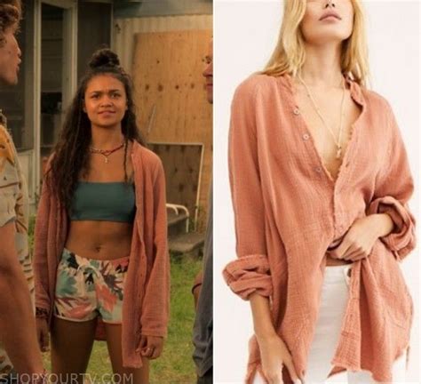 Outer Banks Fashion Clothes Style And Wardrobe Worn On Tv Shows