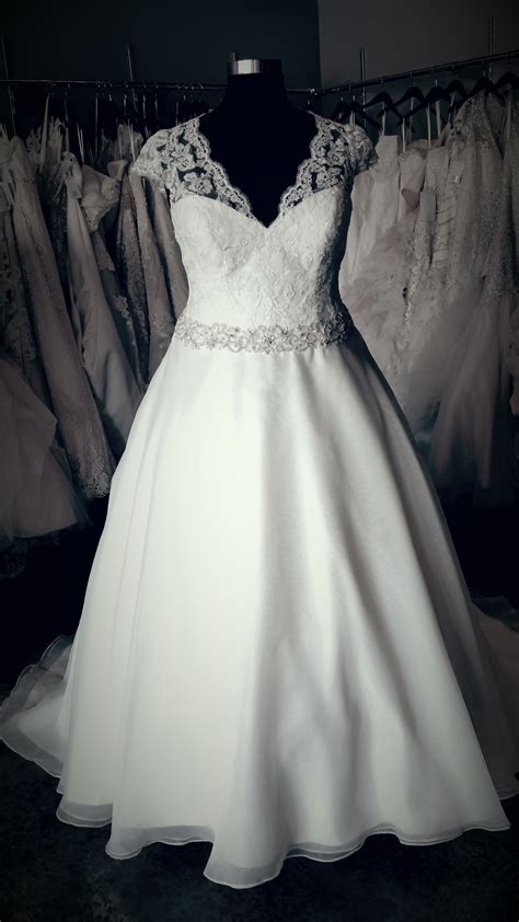 Browse iconic vera wang wedding dresses and schedule an appointment to shop for vera. NEW Cap Sleeve Organza Ballgown Wedding Dress - Strut ...
