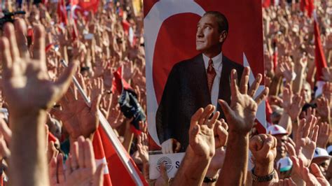 Des dizaines de milliers de Turcs dans les rues pour défendre la démocratie