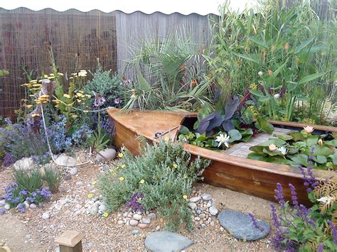 Winding path with what could be bark in between. seaside garden | Beach theme garden, Seaside garden, Beach ...