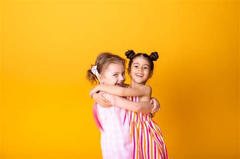 Dos Niñas Felices En Vestido Colorido Riendo Abrazándose Divirtiéndose
