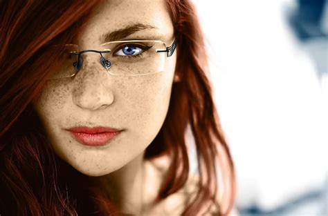 빨간 머리 파란 눈 안경 여자들 주근깨 얼굴 안경을 든 여성 빨간 립스틱 모델 뷰어를보고 초상화 Hd 배경
