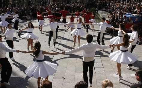 Traditional catalan dance in barcelona. La sardana, candidata a ser patrimoni cultural immaterial ...