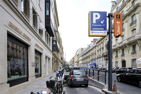 A professional comedian by real name; Parijs: Inhuldiging van Parking François 1er na renovatie