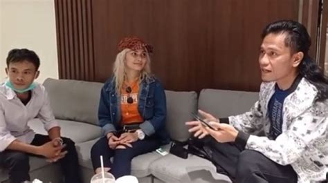 Sementara di satu sisi gus umar mendapati bacaan gus miftah belepotan serta tak sesuai dengan kaidah nahwu shorof. Temen Cewek Bule Ade Londok Atheis Minta Dimasukkan Islam ...