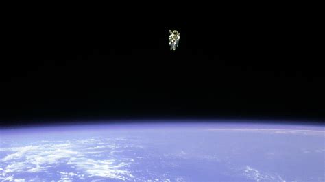 Bruce Mccandless First Astronaut To Float Untethered In Space Dies