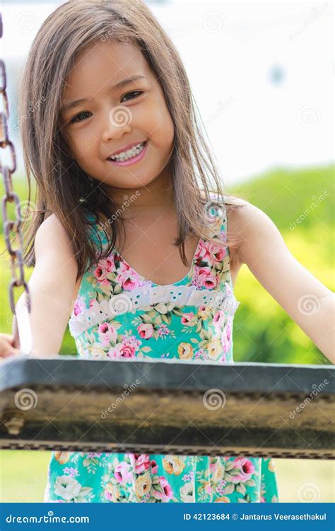 Asiatische Kleine Mädchen Stockfoto Bild Von Gras Glück 42123684