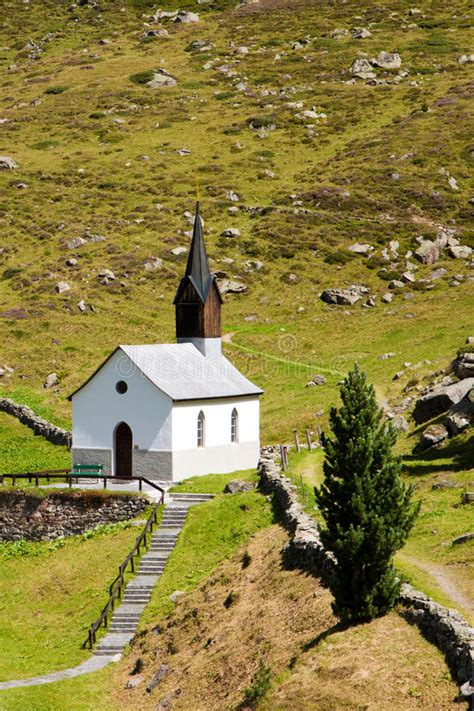 Weersverwachting in zwitserland voor 339 skigebieden, weer in de bergen in zwitserland 7 dagen, weer in zwitserland om te skiën, weerkaart: Kleine Kapel In Bergen, Zwitserland Stock Foto ...
