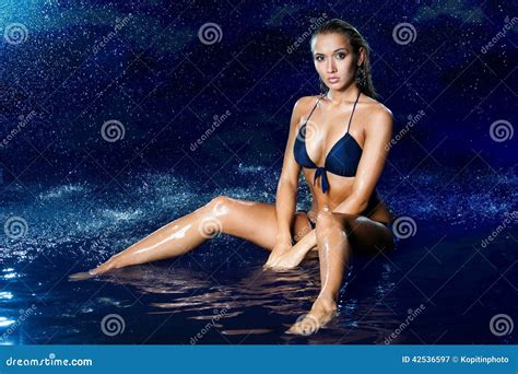 seksowna piękna dziewczyna w wodzie obraz stock obraz złożonej z blondyny dziewczyna 42536597