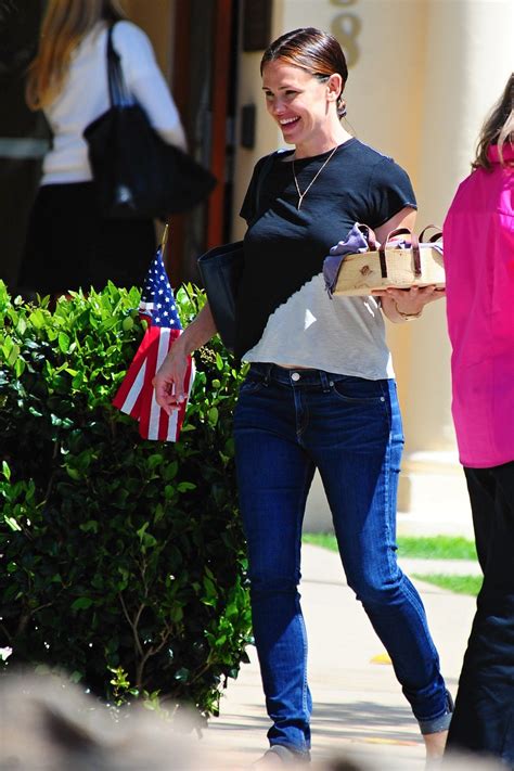 Jennifer Garner Is All Smiles During A Sunny Day Out With Her Daughters Jennifer Garner