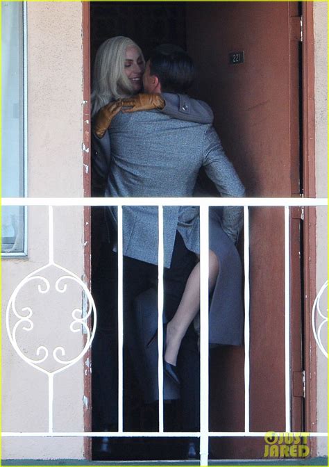 Lady Gaga Makes Out With Finn Wittrock On Ahs Hotel Set Photo 3505155 American Horror