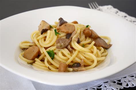 I funghi cardoncelli sono tipici dell'area murgiana, che si trova a ridosso della basilicata. Spaghettoni con funghi cardoncelli | Mastercheffa