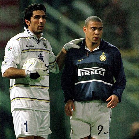 Ronaldo fenomeno also known as ronaldo brazil or simply r9 was a legend beyond belief in his teenager years. Pin de Vahag Hakhverdyan em Ronaldo R9 Fenomeno (com ...