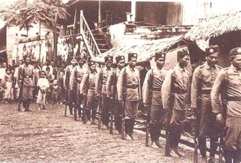 การปราบฮ่อครั้งที่ 3 สำเร็จผล ด้วยอาวุธที่ทันสมัยกว่าพวกฮ่อที่มีแต่ปืนคาบศิลาและสามง่าม แต่กองทัพสยามก็ต้องเผชิญความยากลำบากจากไข้ป่า. สงครามปราบฮ่อ ครั้งใหญ่ | ครูทองคำ วิรัตน์