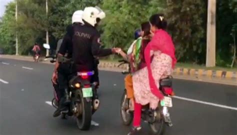 موٹر سائیکل سوار لڑکیوں کی مدد کرنیوالے ڈولفن فورس کے اہلکاروں کی ویڈیو وائرل